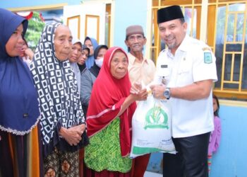 Harga Beras Melonjak, Bupati Dompu Bagi-bagi Beras