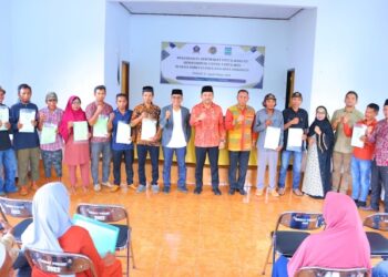 Bersama BPN, Bupati H. Kader Jaelani Bagikan Sertifikat Tanah di Pekat