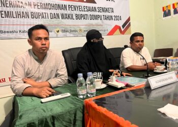dari kiri ; Kepala Sekretariat Bawaslu Agus Awaludin, Ketua Bawaslu Swastari HAZ, SH dan Kordiv Penyelesaian Sengketa, Syafrudin
