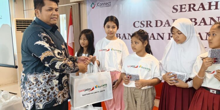 Wujud Sinergi dan Kepedulian Sosial, Bank Jatim Bersama Bank NTB Syariah & IZI Salurkan Bantuan Kacamata Gratis bagi Pelajar di Jawa Timur
